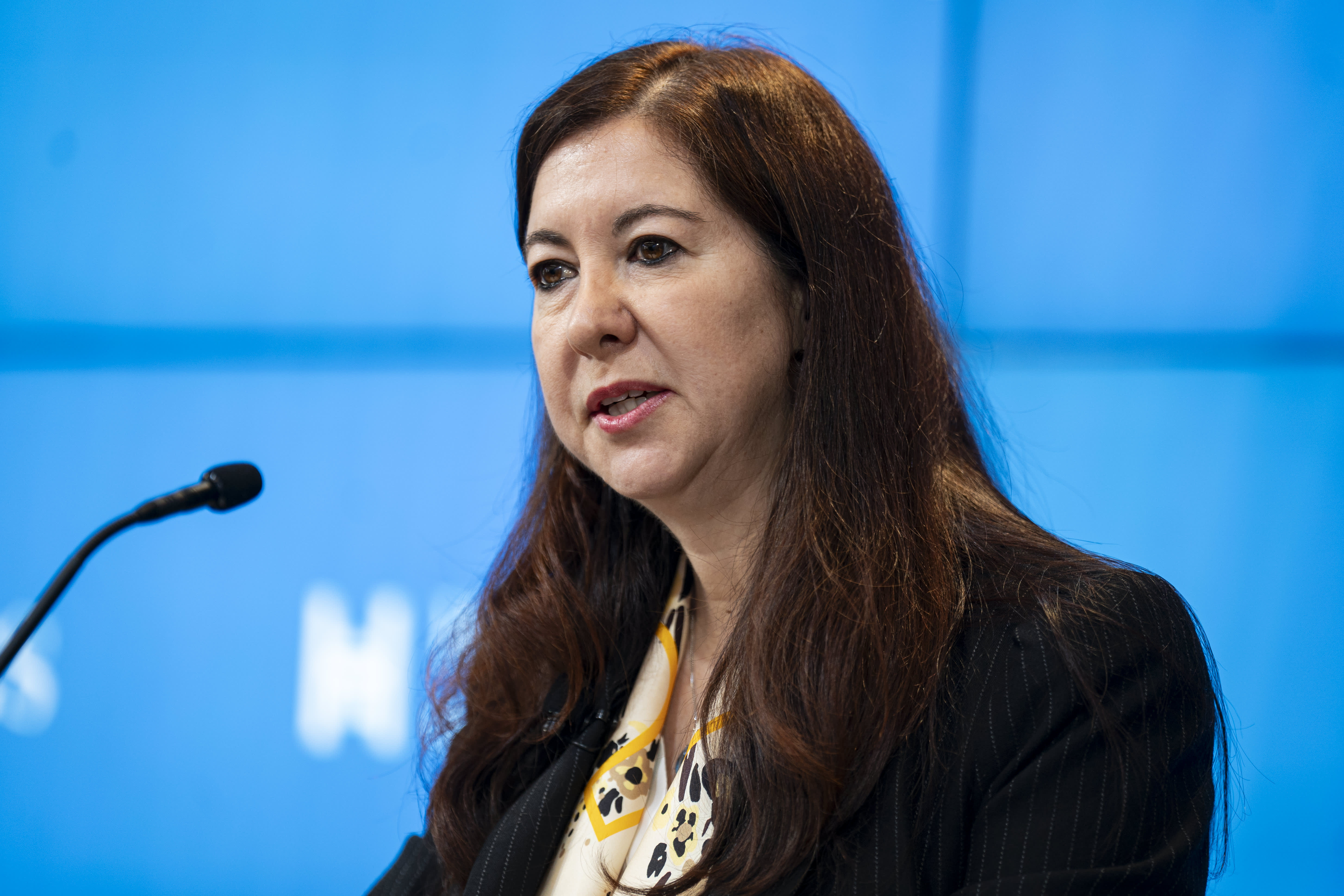 Kugler advocates for the Fed to maintain current interest rates in light of inflation concerns.